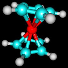 O metal Fe (vermelho) liga dois anéis orgânicos juntos. Nas estruturas dos anéis, cada ponto representa um átomo de carbono. Portanto, o ferroceno tem 10 átomos de carbono, 5 no anel acima do ferro e 5 no anel abaixo