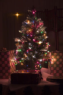 Uma árvore de Natal com luzes normais e de fibra ótica
