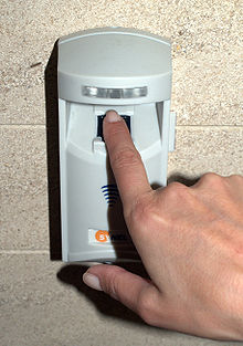 En fristående fingeravtrycksläsare, t.ex. en sådan som används vid ingången till en byggnad.  