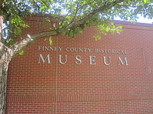 El Museo Histórico del Condado de Finney en Garden City se encuentra en el Parque Finnup.  