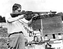 Egy FBI-os férfi használja a Colt Monitor-t (R 80).