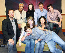 De cast van Firefly: (Van links naar rechts, van boven naar beneden) Adam Baldwin, Ron Glass, Summer Glau, Alan Tudyk, Sean Maher, Jewel Staite, Morena Baccarin, en Nathan Fillion op de Serenity "flanvention" van 2005.