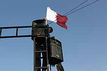 A bandeira do Qatar na Líbia após a Guerra Civil Líbia; o Qatar desempenhou um papel influente durante a Primavera Árabe.