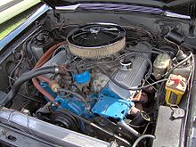 Silnik V8 zamontowany w samochodzie.