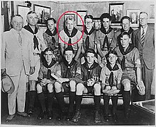 Eagle Scout Gerald Ford (rood omcirkeld) in 1929; Michigan gouverneur Fred Green uiterst links, met hoed in de hand  