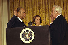 Gerald Ford presta giuramento come presidente dopo le dimissioni di Nixon