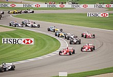 De auto's slingeren zich door het veldgedeelte aan het begin van de Grand Prix van de Verenigde Staten van 2003.