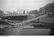 The Potsdam Bridge (in the background, only damaged on the left, here repaired) was still passable; in front the destroyed emergency cable bridge, condition October 1945