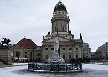 Französischer Dom talvella 2009: oikealla kupolitorni ja vasemmalla varsinainen punakattoinen kirkkorakennus, etualalla Friedrich Schillerin marmorinen muistomerkki.