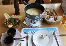 Un grupo completo de fondue de queso en Suiza.