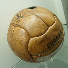 Un balón de las competiciones se expone en el Museo Alemán del Cuero  