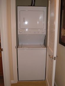 Un exemple d'arrangement empilé : une machine à laver et un sèche-linge à chargement par le haut.