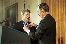 Bývalý prezident Ronald Reagan se vrací do Bílého domu, aby v roce 1993 převzal od prezidenta George Bushe mladšího Prezidentskou medaili svobody.