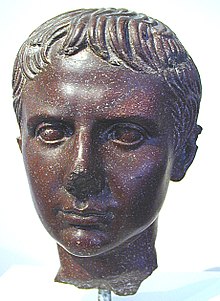 Una scultura di Cesare.