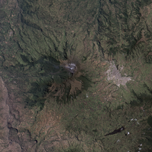 Il vulcano Galeras, immagine aerea della NASA che mostra la sua attività. La città di Pasto sulla destra.