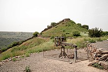 Replica of a Roman ballista, in the background the archaeological site Gamla