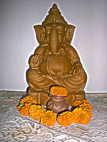 Een beeldje van Ganesha gemaakt van klei