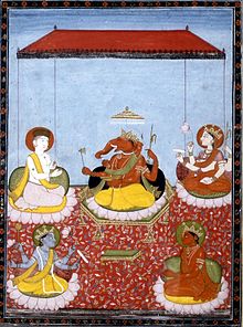 Una Panchayatana Ganesha-centrica ("cinque divinità", dalla tradizione Smarta): Ganesha (al centro) con Shiva (in alto a sinistra), Devi (in alto a destra), Vishnu (in basso a sinistra) e Surya (in basso a destra). Tutte queste divinità hanno anche sette separate a loro dedicate.
