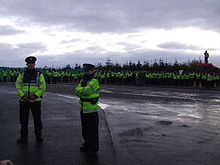 Policisté v místě plánované rafinerie plynu Corrib v Errisu, hrabství Mayo.  