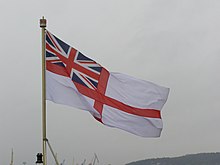 Un steag naval de pe o navă de război britanică.  