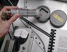 Laboratoriumgebruik van een geigerteller met eindraamsonde voor het meten van bètastraling van een radioactieve bron