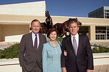 Gouverneur Bush (rechts) met vader, voormalig president George H. W. Bush, en echtgenote Laura, 1997  