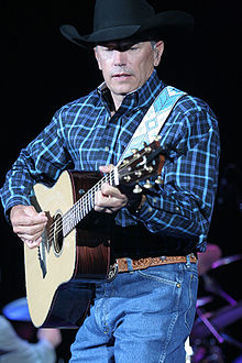 George Strait tijdens een optreden in Madison Square Garden, 21 januari 2003.