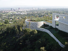 Градината на кактусите, разположена на юг от центъра Гети, на фона на Западен Лос Анджелис  