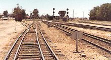Tři železniční koleje v Gladstone v roce 1986  