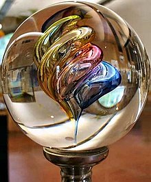 En glaskugle med farvede glasfigurer indeni