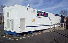 Een mobiele MRI-eenheid bezoekt het Glebefields gezondheidscentrum, Tipton, Engeland