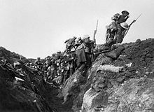 Soldados britânicos "indo por cima", ou deixando suas trincheiras na Batalha do Somme