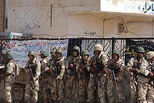 2004年，伊拉克国民警卫队士兵准备冲击萨迈拉的清真寺。