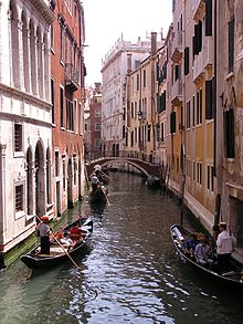 Em Veneza, as gôndolas são uma maneira de as pessoas se locomoverem.