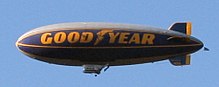 Poiché è molto leggero, l'elio è il gas preferito per riempire i dirigibili come il dirigibile Goodyear