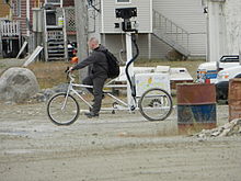 Un hombre en una bicicleta de Google Street View.  