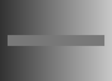 Ilusão de Contraste Simultâneo. O fundo é um gradiente de cor e progride do cinza escuro para o cinza claro. A barra horizontal parece progredir do cinza claro para o cinza escuro, mas na verdade é apenas uma cor.