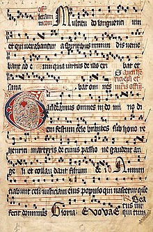 Detta är en sida från en bok vars titel är Graduale Aboense. Här kan du se en sång om Sankt Henrik, en helig man från Finland. De svarta markeringarna, som finns ovanför orden, visar hur musiken ser ut. Sången börjar vid den stora bokstaven G i mitten av sidan.  
