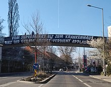 Message from Kollektiv 1909 on a pedestrian bridge in Graz to all those who work in important infrastructure (March 19, 2020).
