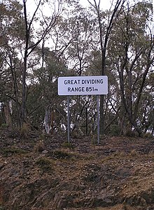 Lielā sadalošā josla (Great Dividing Range) zīme uz Kings Highway starp Braidvudu un Bungendoru, Jaunā Dienvidvelsa