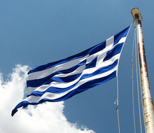 A bandeira grega é azul e branca.