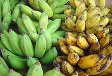 Banana verde e amarela em um mercado