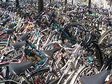 Il parcheggio per biciclette a Zwolle, stazione di Overijssel, una tipica invenzione olandese