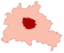 Mesto Berlín pred rokom 1920 (tmavočervená farba) a Veľký Berlín po roku 1920 (svetločervená farba)
