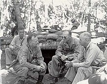 Generał major armii amerykańskiej Alexander Patch (w środku) przejmuje obowiązki od Vandegrifta (po prawej) 9 grudnia 1942 r.