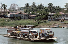 Veerboot die de Pasión rivier oversteekt bij Sayaxché.  