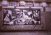 A pintura "Guernica" de Pablo Picasso (1937) sobre uma parede.