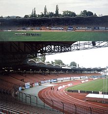 Linzer Stadion 1993 (arriba) y 2002