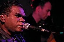Geoffrey Gurrumul Yunupingu is een hedendaagse inheemse performer die zingt in de Yolŋu Matha talen.