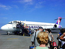 Passagiere an Bord einer hawaiianischen Boeing 717-200 am internationalen Flughafen Kona für einen Flug zwischen den Inseln